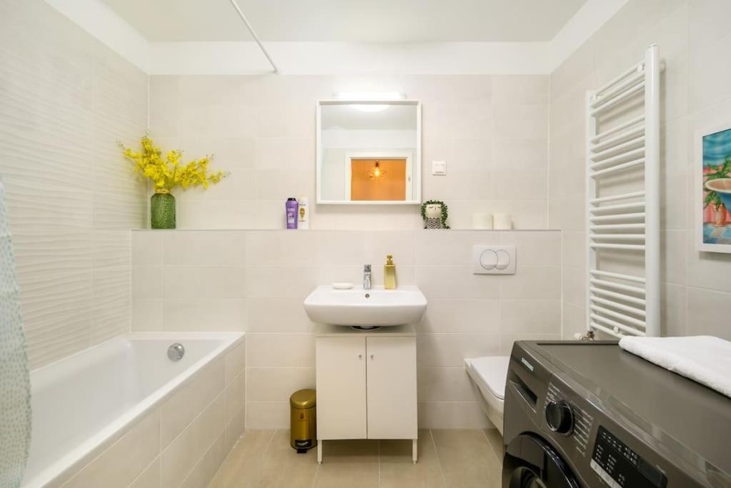 B104 - Liberty Bridge Lovely Home With Free Parking Budapeste Exterior foto