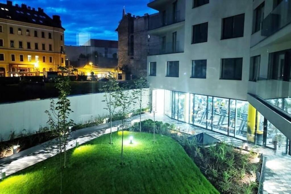 B104 - Liberty Bridge Lovely Home With Free Parking Budapeste Exterior foto