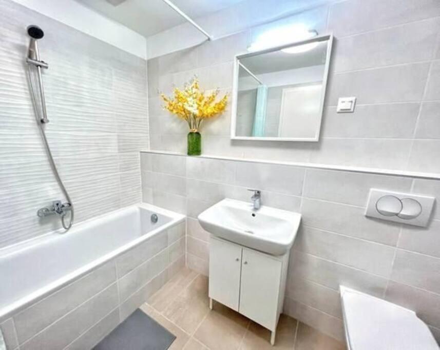 B104 - Liberty Bridge Lovely Home With Free Parking Budapeste Exterior foto